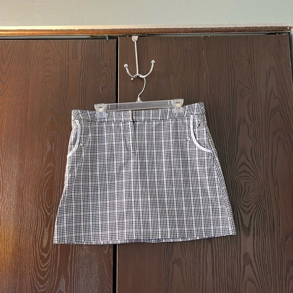 Izod of stretch black/ white/beige plaid skorts with black undershorts. Size 10. - Picture 1 of 11
